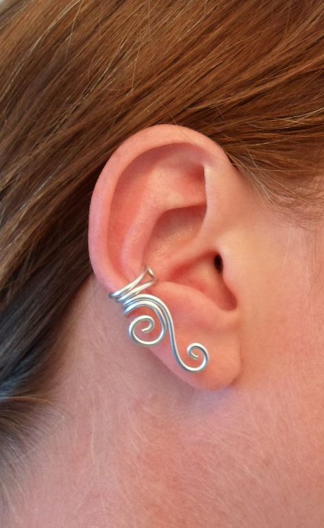 Double Spiral Ear cuff in wire wrapped aluminium. (wire wrapping aluminum) Choose your color. Ear Cuff Tutorial, Ear Cuff Diy, Wire Ear Cuffs, Wire Jewelery, Bijoux Fil Aluminium, Wire Jewelry Designs, Cuff Jewelry, Diy Wire Jewelry, Handmade Wire Jewelry