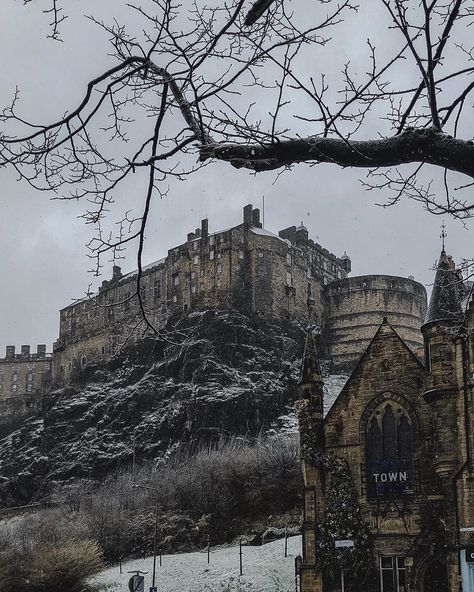 Edinburgh Castle with a dusting of snow! ⛄️ Snow Edinburgh, Edinburgh Snow, Castle Snow, Academia Aesthetics, Edinburgh Castle, Tower Bridge, Dark Academia, Old Town, Edinburgh