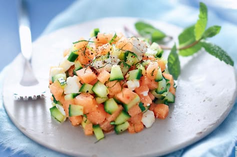 Tartare de melon, feta, concombre et menthe Salty Foods, Idee Pasto Sano, Food Is Fuel, Puddings, Finger Food, Veggie Recipes, No Cook Meals, Food Photo, Melon