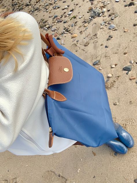 Longchamp Le Pliage Blue, Longchamp Aesthetic, Blue Longchamp, Longchamp Outfit, Autumn Ootd, School Bag Essentials, Longchamp Bag, Navy Bag, White Beach