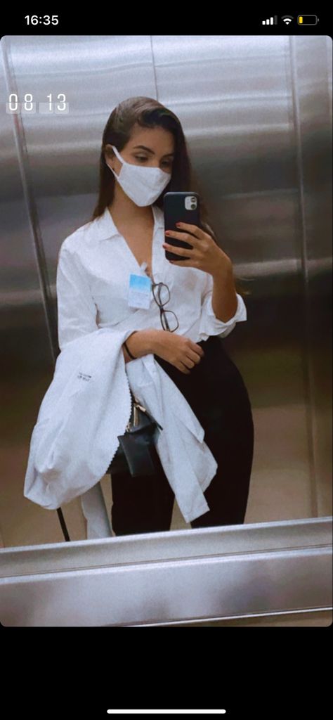 Medical Student Outfit, Medical Photography, Medical Student Motivation, Nurse Aesthetic, Doctor Outfit, Taking A Picture, Scrubs Outfit, Medicine Student, Medical Outfit