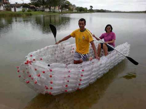 A boat made from soda bottles. - Imgur Reuse Plastic Bottles, Plastic Bottle Caps, Make A Boat, Plastic Recycling, Ways To Recycle, Soda Bottles, Reuse Recycle, Boat Plans, Bottle Caps