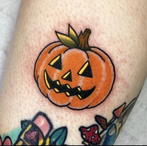 Traditional Tattoo Halloween, Cute Halloween Tattoos, Pop Art Tattoos, Lantern Tattoo, Pumpkin Tattoo, Tattoo Apprenticeship, Soul Tattoo, Spooky Tattoos, Halloween Tattoo