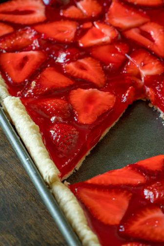 Strawberry Slab Pie, Cake Fancy, Slab Pie Recipes, Prayers Answered, Food Korean, Pie Easy, Korean Dessert, Alcoholic Desserts, Portuguese Desserts