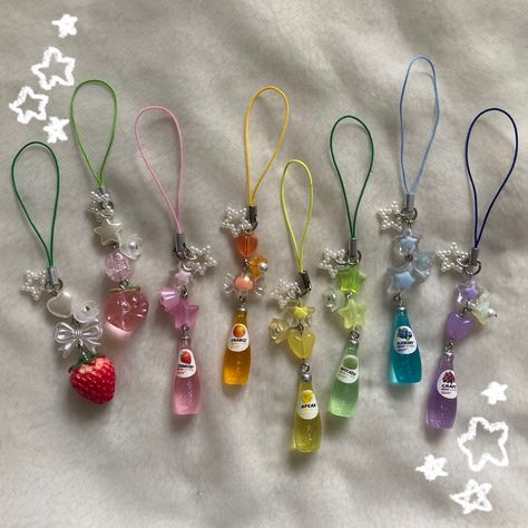 Making Charms, Fruit Keychain, Beads Charms, Seed Bead Charms, Seed Bead Keychain, How To Make Keychains, Strawberry Charm, Fruity Drinks, Beads Bracelet Design