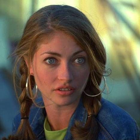 Rebecca Gayheart 90s, Jawbreakers Movie, Jawbreaker Outfits, Jawbreaker Aesthetic, Rebecca Gayheart, 90s Movies, Girl Movies, 90s Hairstyles, Vintage Makeup