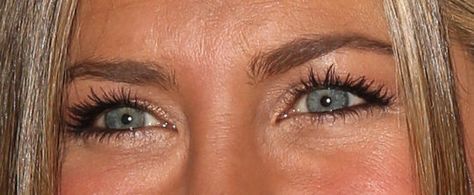 The Little Makeup Trick Jennifer Aniston Uses to Make Her Eyes Glow Jennifer Aniston Eye Makeup, Jennifer Anniston Make Up, Jennifer Aniston Makeup Tutorial, Eye Makeup Over 40, Trick Makeup, Jennifer Aniston Without Makeup, Jennifer Aniston Makeup, Beige Eyeshadow, Messy Chignon