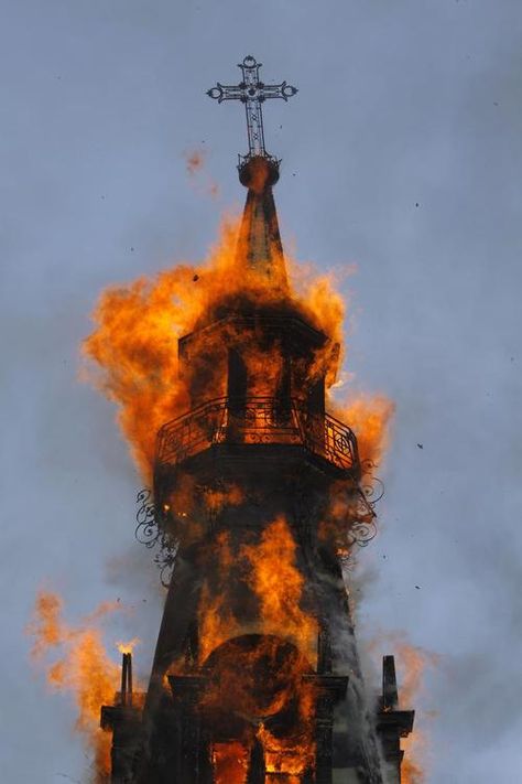 church burning Cathédrale Notre-dame, Southern Gothic, Chateau France, Dark Photography, Dark Aesthetic, Dark Art, Notre Dame, Black Metal, Aesthetic Pictures