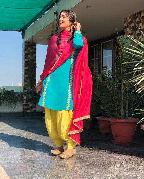 Sardarnibykirangurm (@sardarnibykirangurm) • Instagram photos and videos Punjabi Patiala Suit, Patiala Salwar Kameez, Suit Dupatta, Patiala Suit Designs, Patiala Salwar Suits, Punjabi Fashion, Designer Punjabi Suits, Punjabi Outfits, Simple Kurta Designs