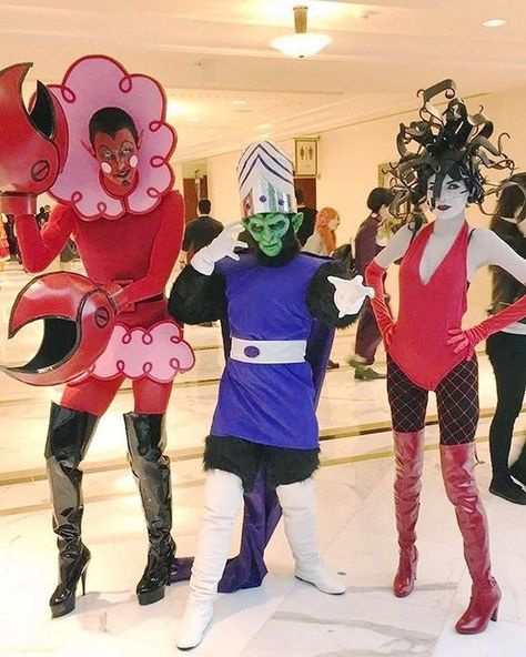 Grupo de amigos disfrazados como lso villanos de las chicas superpoderosas Halloween