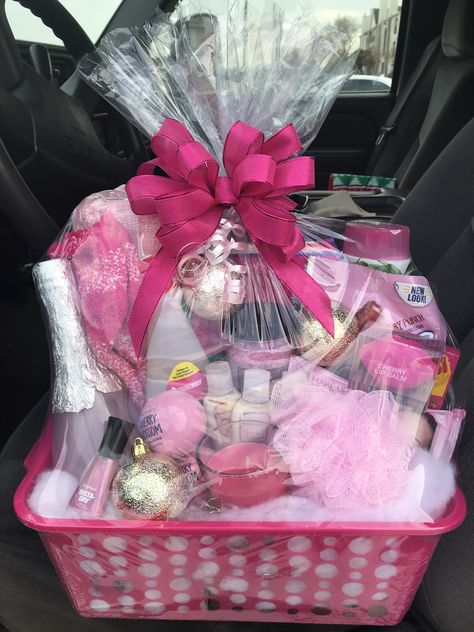 Pretty in Pink Basket Makeup Gifts Basket, Pink Gift Basket, Mothers Day Baskets, Pink Basket, Birthday Basket, Wine Gift Baskets, Themed Gift Baskets, Diy Gift Baskets, Birthday Gift Baskets