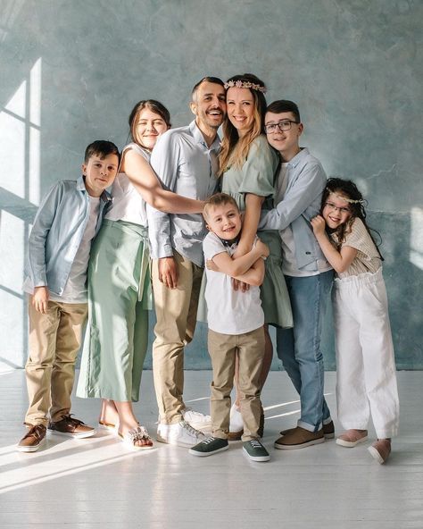 Big Family Studio Photography, Large Family Photoshoot Studio, Extended Family Pictures Indoor, Family Of 7 Photoshoot Poses, Big Family Photoshoot Studio, Family Photo Studio Outfits, Family Portrait Outfits Studio, Family Photo Outfits Studio, Family Of 7 Picture Poses