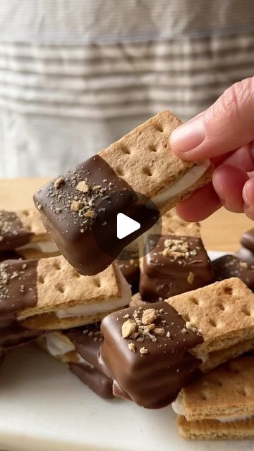 Essential Everyday on Instagram: "S’more Bites 🍫🔥 

These are a fun and easy way to enjoy s’mores without a campfire! Plus, they’re easy to make ahead of time for entertaining. 

You just need Essential Everyday Honey Graham Crackers, Marshmallows and Milk Chocolate Chips. Bookmark the RECIPE below 👇 and click the link in our bio to find Essential Everyday products in a store near you! 🛒

S’MORE BITES (makes 12) 

6 sheets Essential Everyday Honey Graham Crackers (24 individual graham cracker pieces) 
6 Essential Everyday Marshmallows 
1 cup Essential Everyday Milk Chocolate Chips, melted 

Break each sheet of graham crackers into 4 individual pieces along the perforated lines. 

Slice each marshmallow in quarters lengthwise. 

Place two pieces of marshmallow on the bottom graham crack Cheese Smores, Graham Bar, Smores Ideas, S’more Bites, Easy Smores Dessert, Smores Recipes, Chocolate Chip Deserts, Golden Graham Smores, Cookie Dough Bark