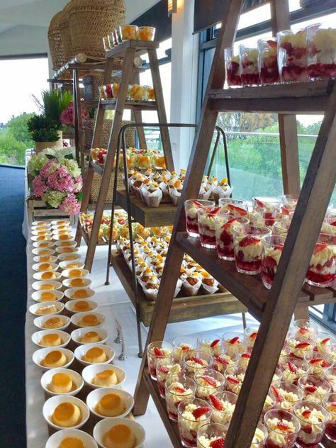 Catering Food Displays Buffet Tables, Dinner Display Ideas, Banquet Food Display Presentation, Food Rack Display, Lunch Buffet Table, Rustic Catering Display, Food Area For Party, Food Sample Display Ideas, Bain Marie Food Display Ideas