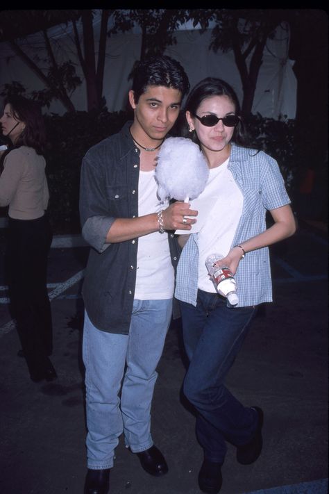 Mila Kunis 90s Outfits, 90s Mila Kunis, How To Look Pretty In Pictures, Mila Kunis That 70s Show, Pictures From The 90s, Mila Kunis 90s, The 90s Show, Mika Kunis, That 70s Show Cast