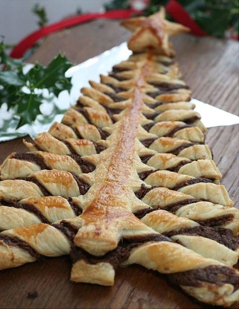 Nutella Christmas Tree, Pastry Christmas Tree, Nutella Pastry, Desserts Nutella, Pastry Christmas, Christmas Tree Bread, Nutella Puff Pastry, Christmas Tree Food, Nutella Desserts