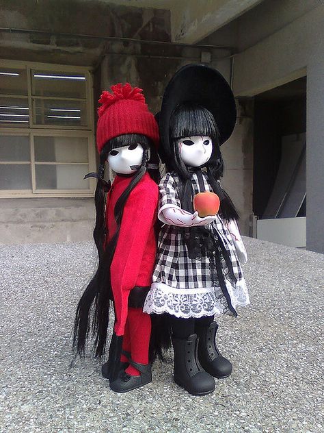 Little apple dolls by Namio Cuscuta, via Flickr. Weird Collections, Apple Doll, Weird Dolls, Apple Dolls, Strange Dolls, Punk Street Style, Living Dead Dolls, Gothic Dolls, Girls Together