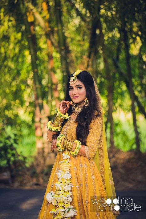 Birde Haldi Pose, Bride Haldi Posses, Haldi Close Up, Pithi Photography Bride, Haldi Ceremony Outfit Girl, Single Girl Wedding Shoot, Bride Outdoor Poses, Bengali Bride Haldi Pose, Singal Girls Poss