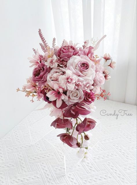 Flower Cascade, Bridal Bouquet Flowers, Silk Flower Bouquets, Wedding Hands, Cascade Bouquet, Hand Bouquet, Color Flower, Flower Bouquets, Wedding Mood