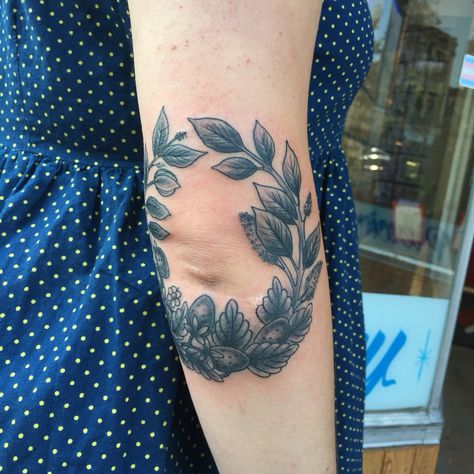 Luckys Tattoo & Piercing Elbow Wreath Tattoo, Lucky Tattoo, Wreath Tattoo, Tattoos And Piercings, Flower Tattoo, Tattoo Ideas, Piercings, Wreath, Tattoos