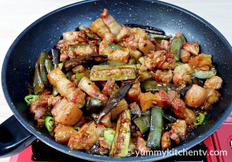 Pork Eggplant Recipe, Pork Binagoongan, Filipino Pork Recipes, Philippine Food, Philippine Cuisine, Filipino Foods, Pork Belly Recipes, Egg Plant, Shrimp Paste