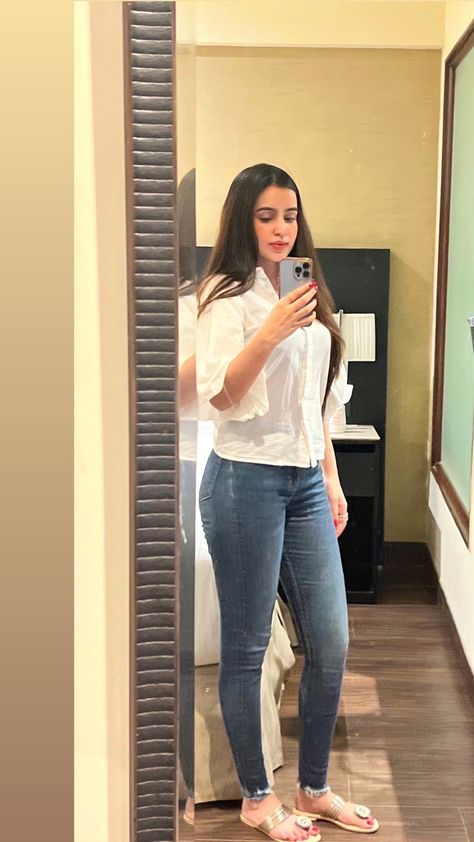 Ankita Sharma, Smart Casual Women Outfits, Casual Women Outfits, Jeans Tshirt, Black Rose Flower, Afghani Clothes, Pant Jeans, Katrina Kaif Photo, Smart Casual Women