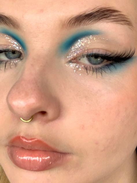 Fun Blue Makeup Looks, Summer Eyeliner Looks, Pop Of Color Eye Makeup, Queer Make Up, Band Makeup, Makeup 2024, Funky Makeup, Mekap Mata, Cheer Practice