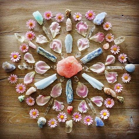 Crystals Healing Grids, Crystal Mandala, Crystal Aesthetic, Crystal Magic, Witch Aesthetic, Crystal Art, Flower Mandala, Crystal Grid, A Circle