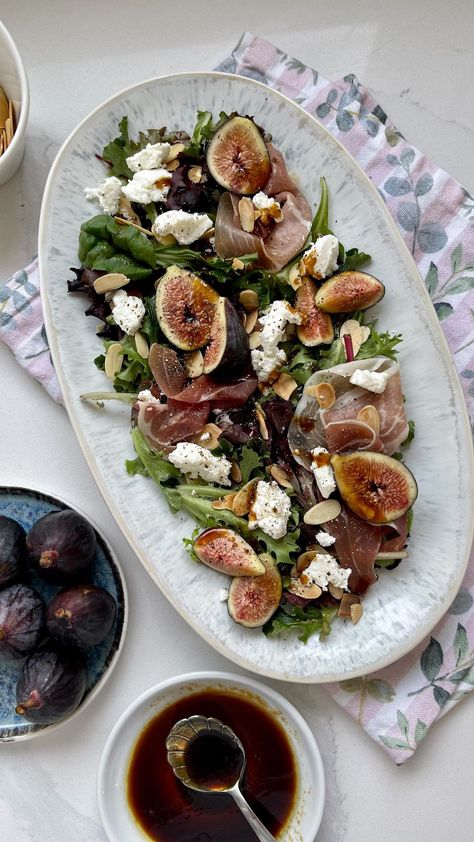 victoriamansaku on Instagram: FIG & PROSCIUTTO SALAD If you don’t like this salad we can’t be friends ✋ I’m drawing the line! Baby spring mix is topped with all the… Fall Prosciutto Salad, Summer Fig Burrata Salad, Fig Salad Recipes Goat Cheese, Prosciutto And Fig Salad, Summer Melon And Prosciutto Salad, Prosciutto Goat Cheese, Fig Prosciutto, M Drawing, Prosciutto Salad