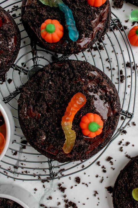 These Dirt Cookies are a fun take on the classic dirt cups we all grew up loving! Dirt Cup Cookies, Dirt Cake Cookies, Dirt Cup, Dirt Cookies, Dirt Cups, Oreo Dirt, Breakfast Cupcakes, Oreo Pudding, Chocolate Rocks