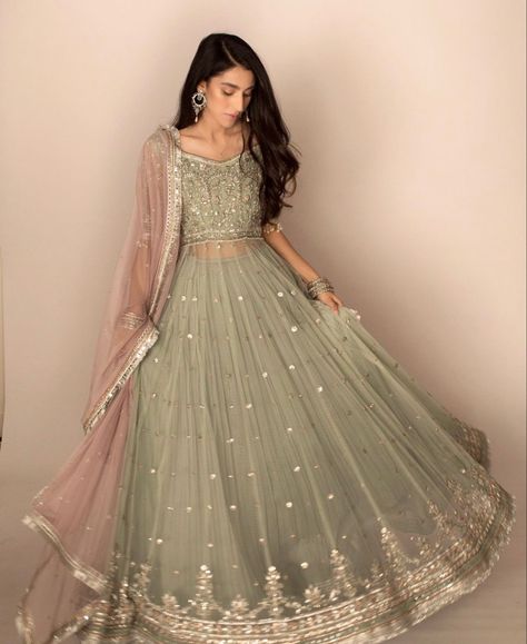 Relatable Images, Desi Dress, Shadi Dresses, Lehenga Dupatta, Desi Wedding Dresses, Pakistani Wedding Outfits, Pakistani Fancy Dresses, Beautiful Pakistani Dresses, Indian Dresses Traditional