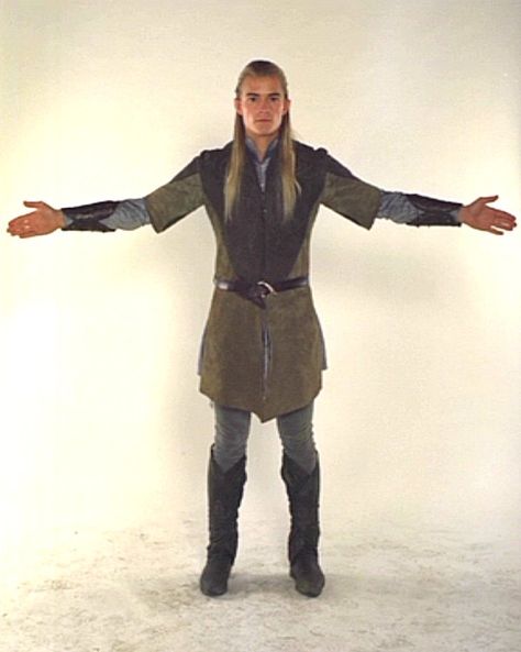 legolas - costume full view @Angie Maynes  this doesn't look too bad.  Leggings, savers, etc Lord Of The Rings Elf Costume, Medieval Elf Costume, Legolas Costume, Diy Elf Costume, Lord Of The Rings Legolas, Elven Costume, Lotr Costume, Tauriel, Elf Costume