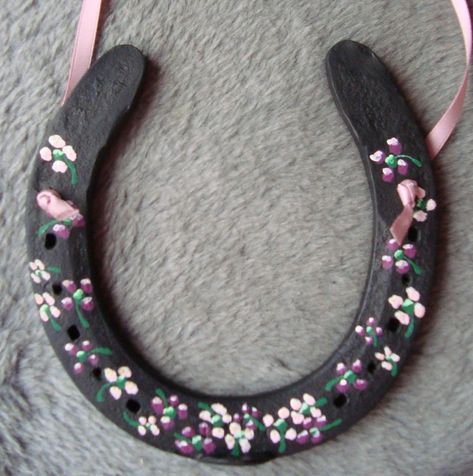 Horse Shoe Painting Ideas, Horseshoe Painting, Painted Horseshoes, Horseshoe Wreath, Barn Crafts, Canal Art, Beaded Horseshoe, Horseshoe Crafts Projects, Diy Wire Jewelry Rings