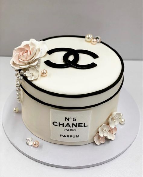 Ombre Ruffle Cake, Chanel Birthday Cake, Chanel Birthday Party, Chanel Cake, Chanel Birthday, Cake Design Ideas, Photo Styles, Aesthetic Birthday, Luxury Cake