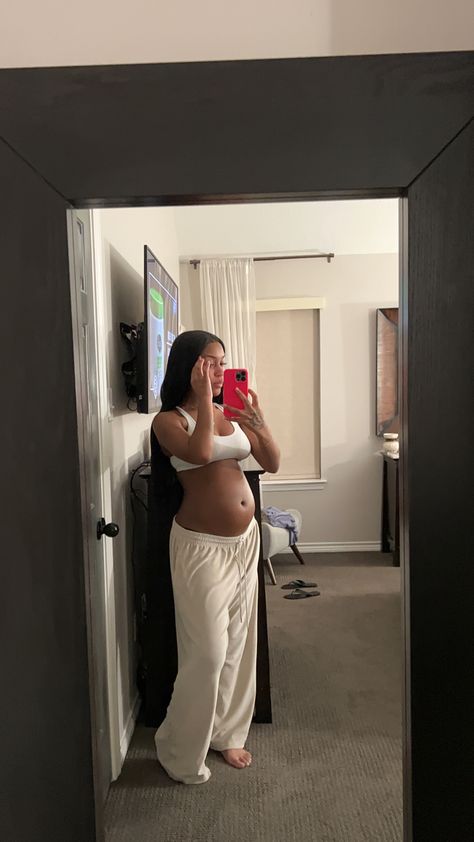 Whatpad Stories, Bump Aesthetic, Small Pregnant Belly, Mirror Flicks, Black Motherhood, Pregnancy Belly Photos, Cute Pregnancy Pictures, Mommy And Baby Pictures, Mom Goals