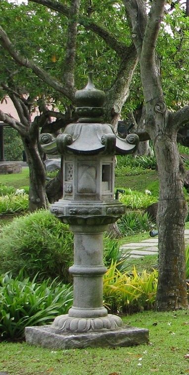 Best Places In Singapore, Asian Lanterns, Korean Garden, Japanese Stone Lanterns, Zen Garden Design, Singapore Photos, Stone Lantern, Visit Singapore, Japanese Lanterns