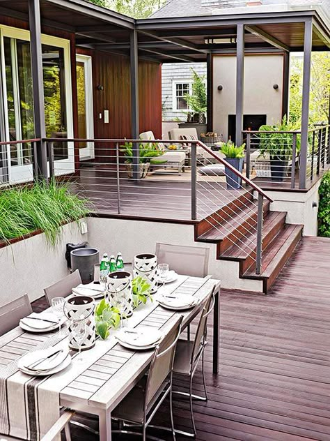 The two-tiered design welcomes backyard views and casual gatherings: http://www.bhg.com/home-improvement/deck/ideas/deck-photos/?socsrc=bhgpin060114alfrescodining&page=10 Decking Designs, Design Per Patio, Multi Level Deck, Terrasse Design, Deck Makeover, Balkon Decor, Deck Pictures, Modern Deck, Backyard Views