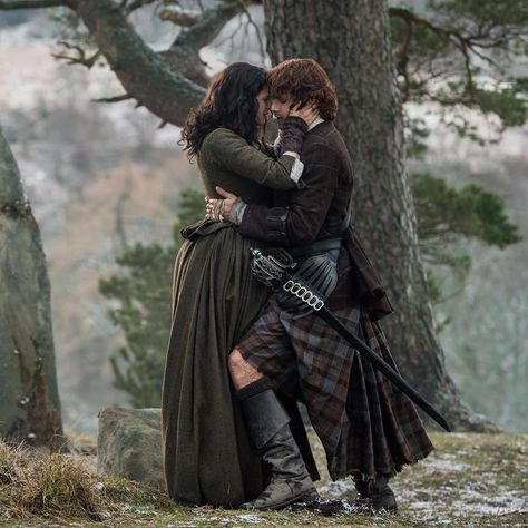 Claire Outlander, Gabaldon Outlander, Scotland Outlander, John Bell, Outlander Costumes, James Fraser Outlander, Claire And Jamie, Outlander Season 2, Outlander Claire