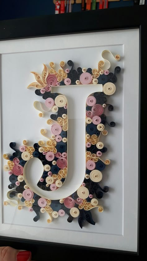 Paper Quilling Designs Letters, Quilling Ideas Letters, Quilling Letters Alphabet, Quilling Alphabet, فن الرسم بالمسامير, Diy Quilling Crafts, Quilling Letters, The Letter J, Paper Quilling For Beginners