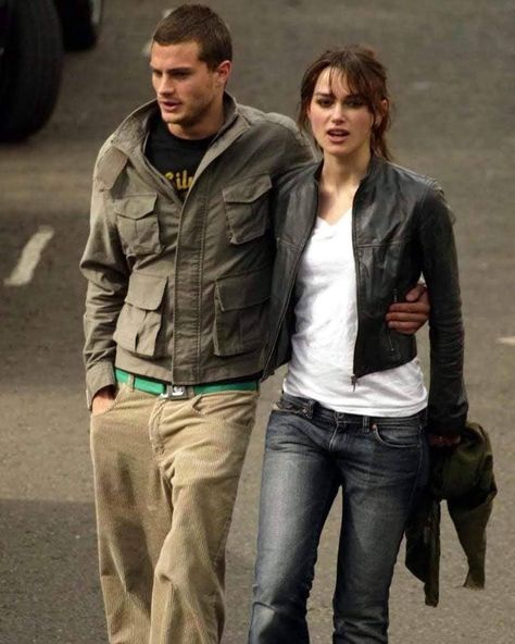 MEMORIES... Jamie e Keira.. 20 aprile 2004, in Notting Hill... Keira Knightley Street Style, 00’s Fashion, Keira Knightley Style, Kiera Knightly, Venus Fashion, Outfits 2000s, Facebook Link, Keira Knightley, Notting Hill