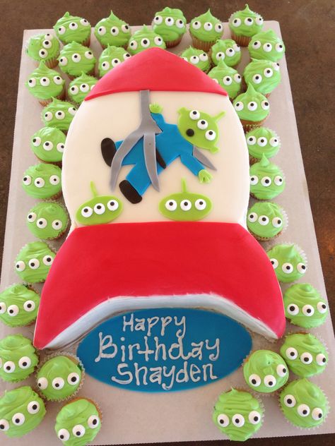 Toy Story Alien Claw Cake.. I wonder if it could be made and 18 cake somehow.. like the The claw has plucked you from childhood and now you're 18? idk Toy Story Alien Cake, Claw Toy Story, Alien Cake, Toy Story Tattoo, Toy Story Birthday Cake, Toy Story Cookies, Planet Birthday, Stitch Party, Toy Story Cakes