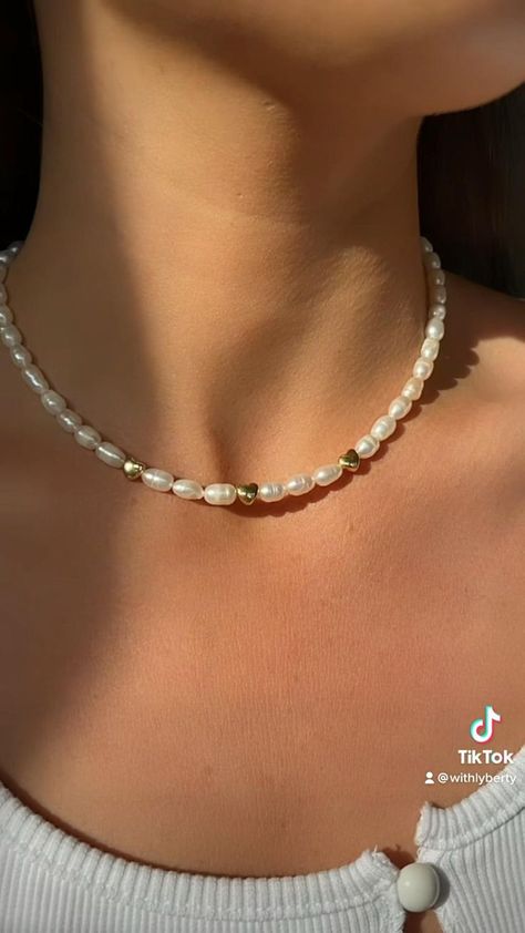 Dainty Beaded Jewelry, Wire Necklace Diy, Handmade Jewelry Ideas Necklace, Pearl Necklace Diy, Pearls Jewelry Diy, Diy Pearl Necklace, Pearl Necklace Handmade, Beaded Pearl Necklace, Handmade Pearl Necklace