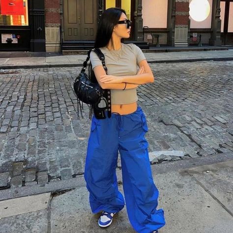 Blue Parachute Pants Outfit, Blue Parachute Pants, Outfits With Cargo Pants, Jenny Lin, Parachute Pants Outfit, Pakaian Hipster, Baggy Outfit Ideas, Boyish Outfits, Ultramarine Blue