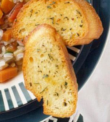 Toasted French Bread Slices | Serve with Tomato - Lentil Soup How To Toast French Bread In The Oven, French Bread Toasted In Oven, Toasting Baguette In Oven, Baked Baguette Slices, Sliced Baguette Recipes, French Bread Appetizers, Toasted French Bread, Best Rolls, Baguette Recipe