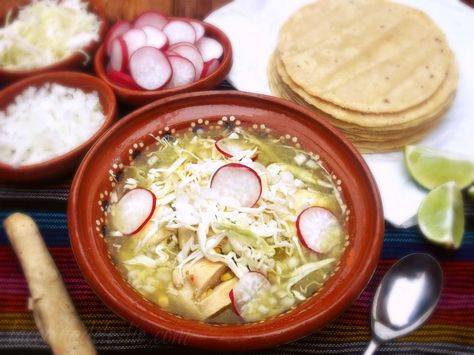 Pozolillo Verde (Green Chicken & Corn Pozole) via @Leslie_Limon Chicken Pozole Verde, Green Pozole, Chicken Pozole, Pozole Verde, Pozole Recipe, Latino Food, Mexican Night, Traditional Mexican Food, Green Chicken