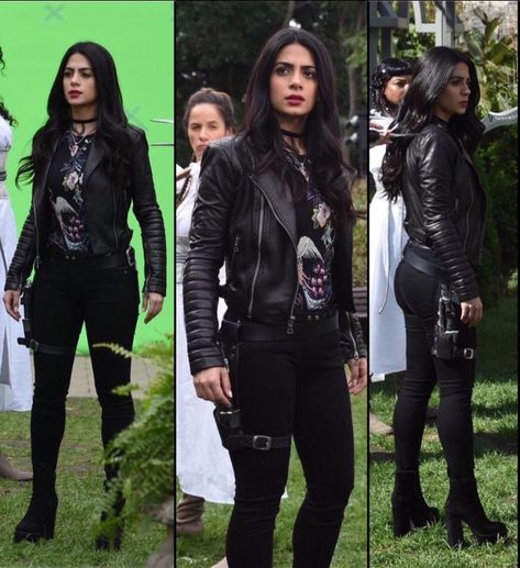 Isabella Lightwood, Tv Characters Outfits, Leather Jacket Street Style, Cute Edgy Outfits, Characters Outfits, Beautiful Eyes Color, Shadowhunters Tv Show, Hunter Outfit, Isabelle Lightwood