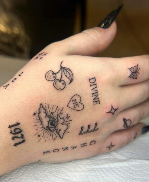 Tato Grunge, Tato Minimal, Tato Henna, Hand And Finger Tattoos, Pretty Hand Tattoos, Medusa Tattoo, Small Hand Tattoos, Discreet Tattoos, Girly Tattoos