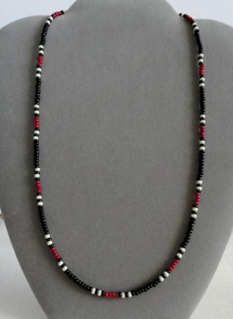 Homemade Necklaces, Mens Beaded Necklaces, Beaded Jewelry Necklaces, Seni Dan Kraf, Diy Jewelry Unique, Beaded Necklace Designs, Black Beaded Bracelets, Beaded Necklace Diy, Beads Bracelet Design