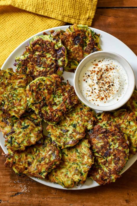 Courgette Fritter, French Appetizers, Classic Savory, Recipes French, Zucchini Squash, Zucchini Fritters, Fritter Recipes, Canadian Food, Gruyere Cheese