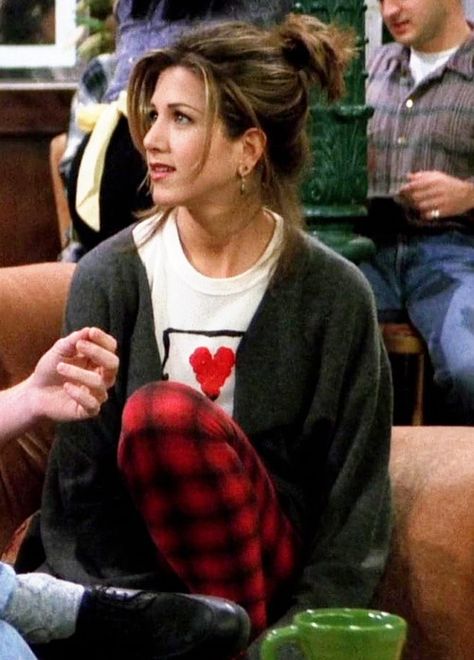 Rachel Green’s Best Looks on F.R.I.E.N.D.S! Jennifer Aniston 90s, Estilo Rachel Green, Jennifer Aniston Friends, Rachel Green Hair, Winter Hipster, Rachel Green Friends, Rachel Green Style, Rachel Green Outfits, Jenifer Aniston